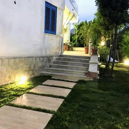 Casa vacanze Beach The House With Green Lawns